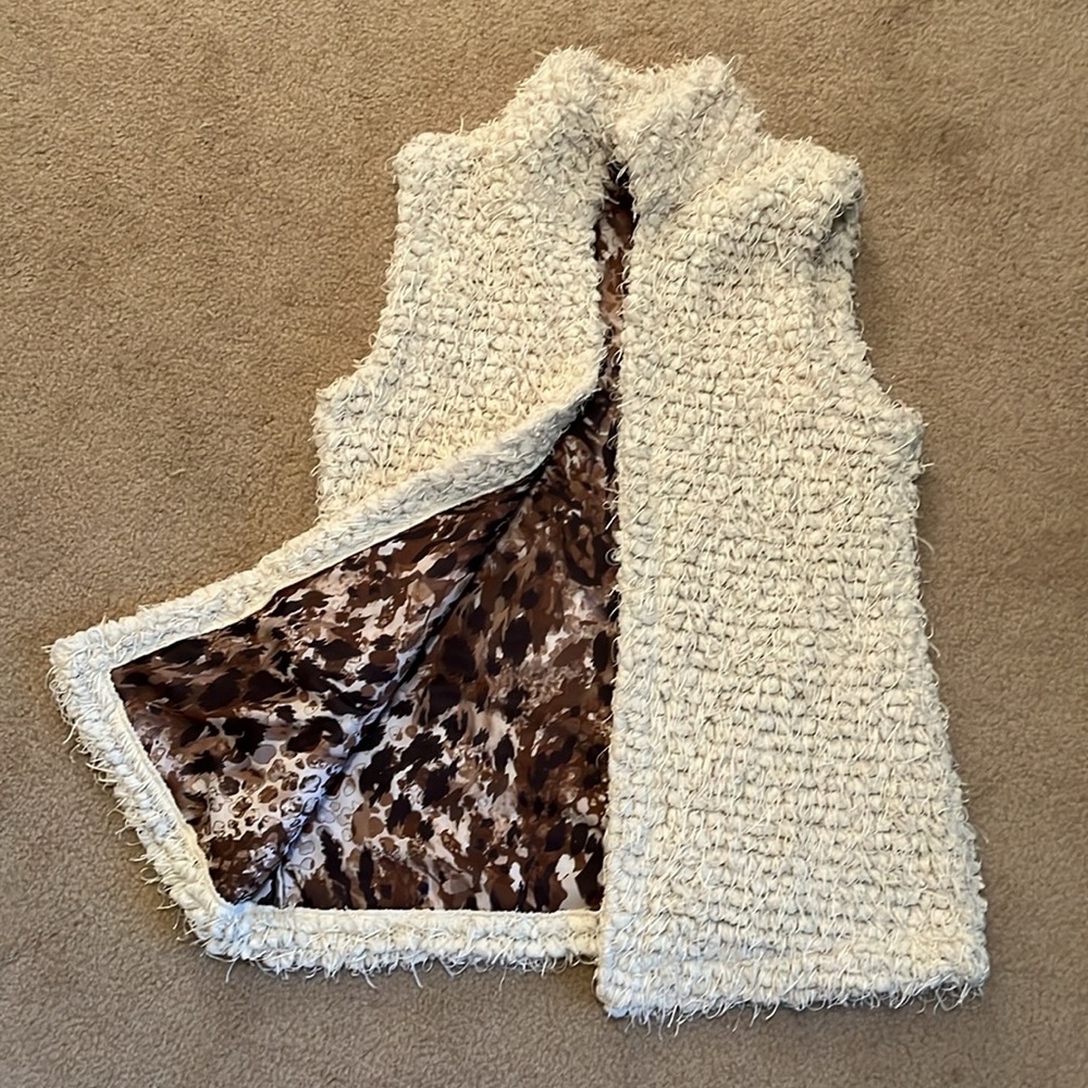 EUC Snoskins Boho vest, cream color, fringe, sherpa women's size Small